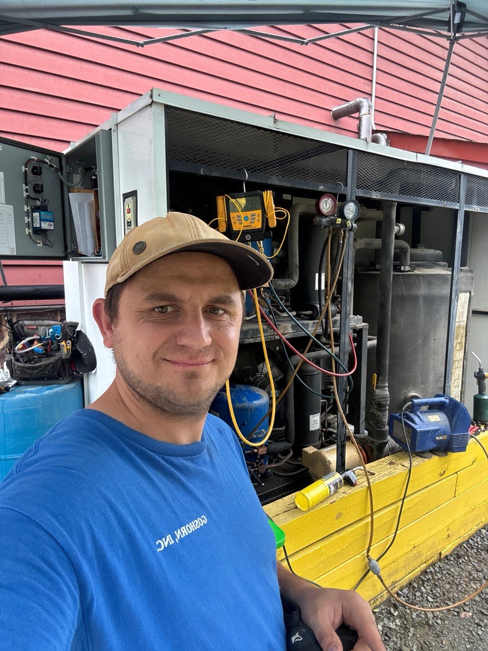Тарас, засновник Української школи HVAC, за роботою з HVAC-обладнанням